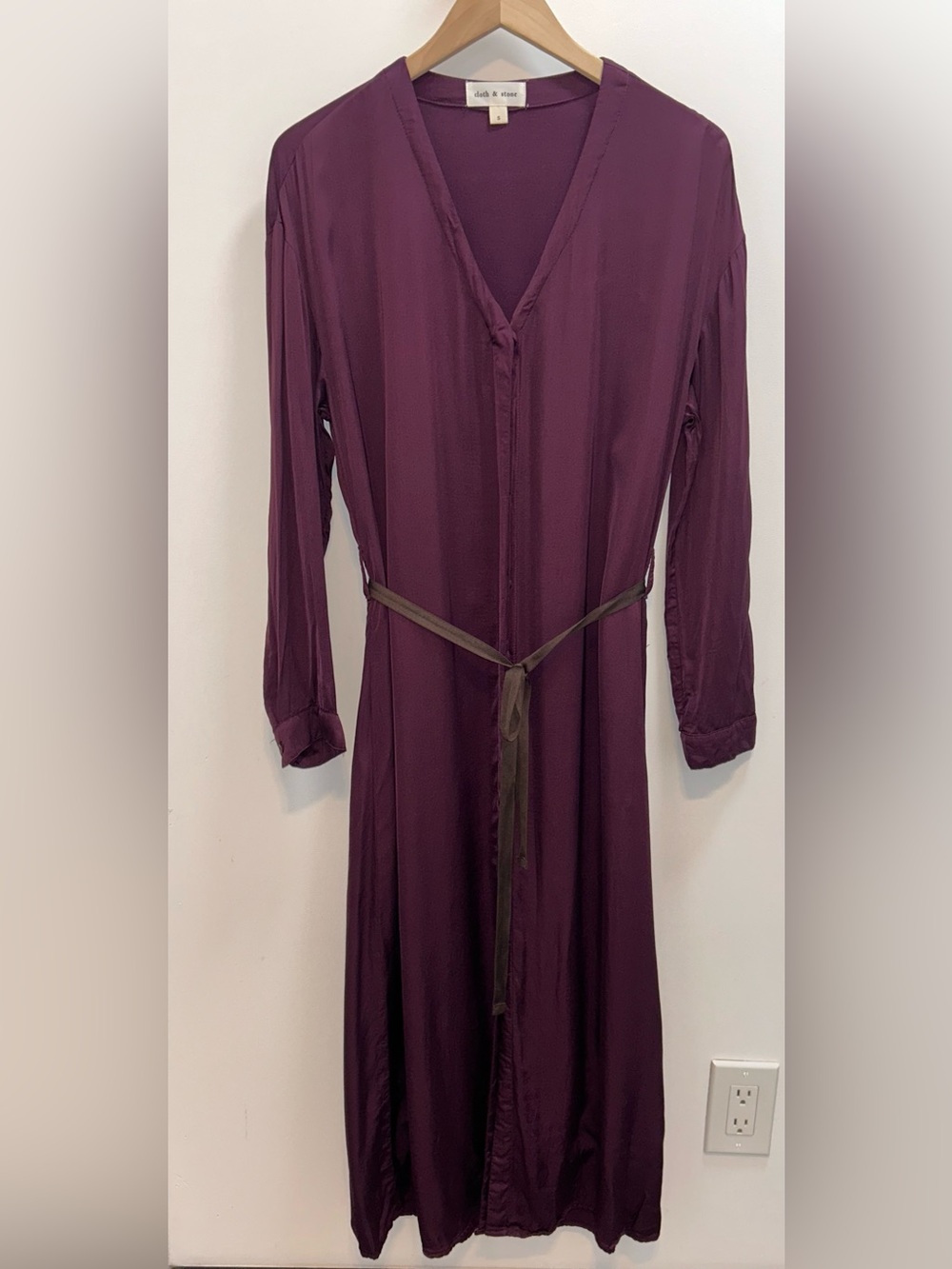 cloth & stone Long Sleeve V-Neck Midi Dress in Plum with chocolate brown ribbon
